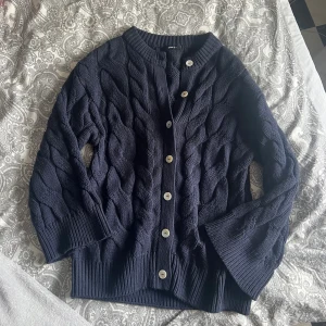 Kofta Gina - Marinblå kabelstickad kofta från Gina Tricot i utmärkt skick! Kolla gärna in mina andra annonser, vill du köpa flera varor så kan vi komma överens om ett paketpris!