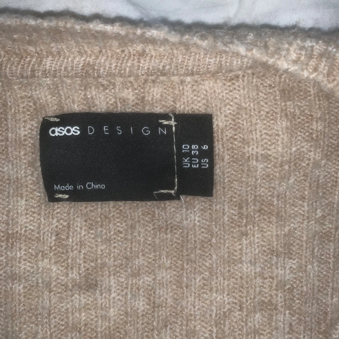 Beige stickad v-ringad tröja  - 2