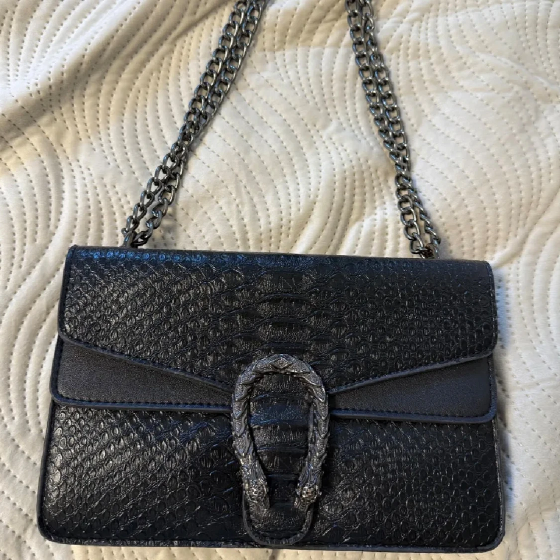 Svart axelväska med kedja och ormdetalj - 1