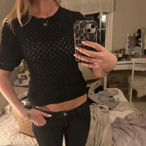 Svart topp - !! LÅNADE BILDER FRÅN FÖRRA ÄGAREN !! Jättesnygg topp som är i jättebra skick 💞