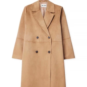 Beige mocka trenchcoat från NA-KD - Lång trenchcoat i beige fusk mocka från NA-KD. Jackan har dubbelknäppning med svarta knappar, breda slag och rak passform. Oversized. Pris är förhandlingsbart 