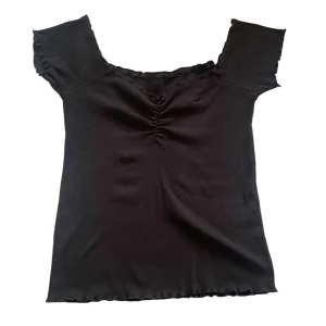 Svart ribbad topp  - Svart ribbad topp, ärmarna kan man både ha på axlarna eller off-shoulder! Storlek står ej men skulle gissa på S/M, skriv privat för frågor eller flera bilder 💞
