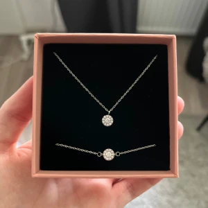 Edblad set - Ett set med armband och halsband. Fick i presenten men kommer inte till användning eftersom jag använder mest guld smycken. Aldrig använt så dom ligger kvar i asken som när jag fick den.
