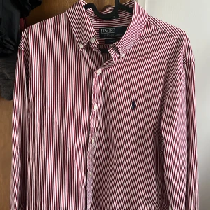 Ralph Lauren skjorta  - Säljer en skön slim fit skjorta från Polo Ralph Lauren i storlek M . Mycket bra skick