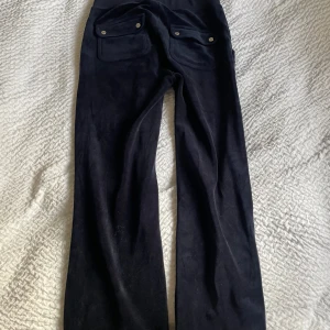 Mörkblå juicy couture byxor  - Jättefina juicy couture byxor i färgen mörkblå, dom är äkta och är köpta för 2 år sedan men används okej med gånger och har inga skavanker och är i jätte bra skick