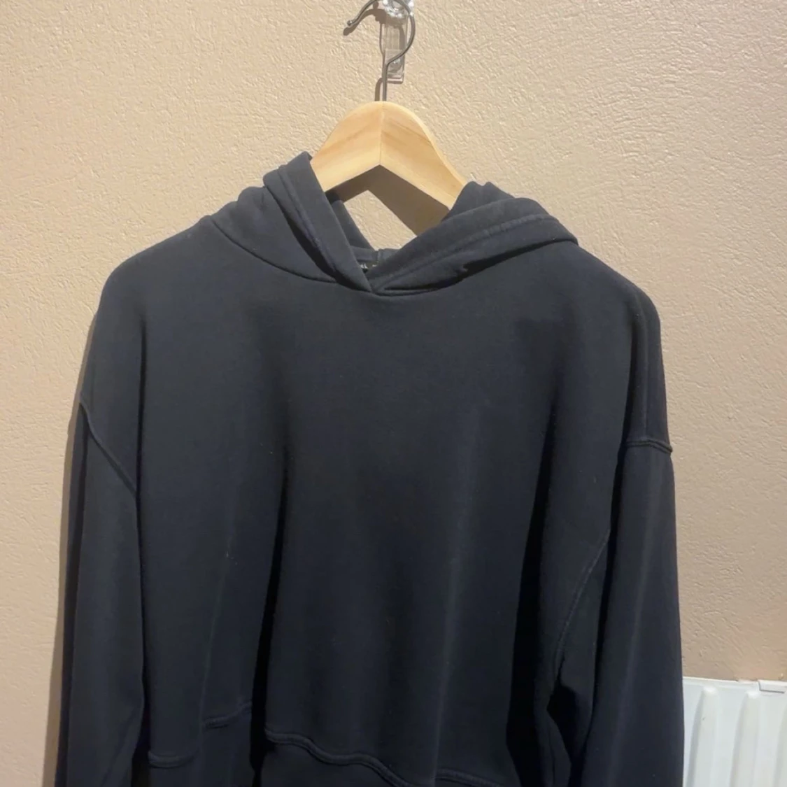 Svart hoodie med huva