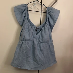 Ljusblå blus  - Supersöt ljusblå blus från Vero Moda i storlek S. Den har v-ringning. Aldrig använd bara testad.