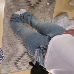 Lager 157 bootcut jeans ljusblå - Säljer ett par klassiska lager 157 jeans i ljusblå tvätt. De har bootcut-ben, fem fickor och mid midja. . Perfekta för dig som gillar retrovibbar och snygg passform. Är ganska långa för mig som är 162