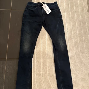 Dondup jeans - Tjena säljer ett par mörkblåa dondup jeans i den trendiga modellen george. Användna endast ett fåtal gånger. Storlek 31. Om något undras över så skriv gärna😁