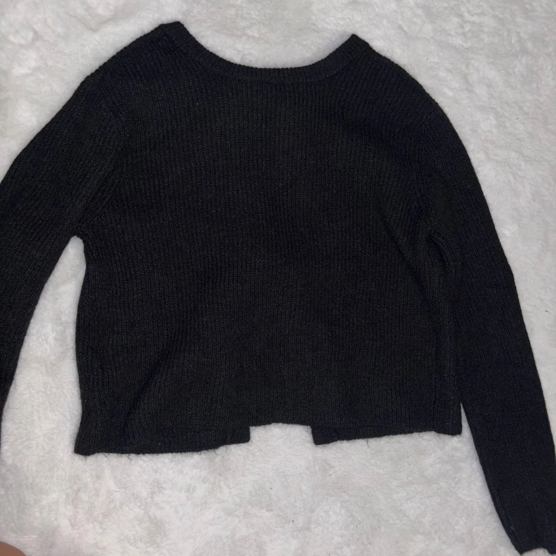 Svart stickad kofta med rosetter - 1