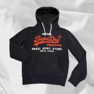 Superdry Hoodie - Snygg Hoodie från Superdry i Navy – enkel att matcha och skön att bära. Ett stilrent val, noggrant utvalt med omsorg av AM Clothing. Stor i storleken!  📩 Frågor? Hör gärna av dig! 📲 Följ oss här på Plick för fler uppdateringar. ♻️ Tack för att du handlar mer hållbart med AM Clothing!