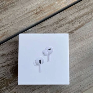 AirPods Pro (2nd generation) med MagSafe-laddningsetui (USB-C) - Helt nya Apple AirPods Pro (2nd generation) med MagSafe-laddningsetui (USB-C). Oöppnad originalförpackning. Säljer då jag fått de i present och inte är i behov av de!
