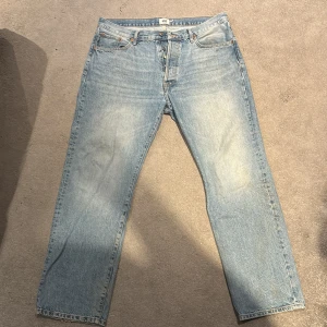 Ljusblå jeans straight fit - Jeans i ljusblå tvätt med raka ben och knappgylf. Jeansen har fem fickor, normal passform och är tillverkade i slitstarkt bomullsdenim. Perfekta för en avslappnad och tidlös stil.