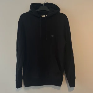 Calvin Klein hoodie  - Säljer denna Calvin Klein hoodien i riktig bra kvalitet. Den är i storlek M och är sparsamt använd. Säljer den då den inte kommer till användning. Hör gärna av dig vid fler frågor och vid snabb affär kan priset diskuteras. 