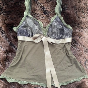 Söt topp - Jätte gullig mossgrön topp. Köpt på Shein och har inte andvända då den inte riktigt passar. Diskuterar inte priset❤️❤️❤️