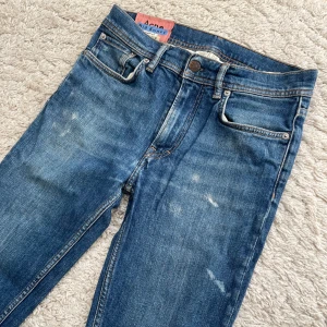 Acne jeans paint splatter - Tja! Säljer dessa sjukt feta Acne jeans med paint splatter! De är knappt använda, i nyskick och storlek 30/32. Tveka inte att höra av er vid frågor!