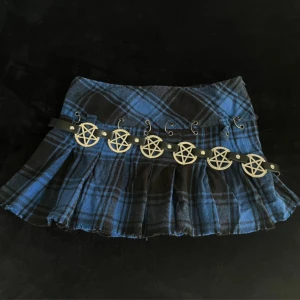 Mini skirt  - Dösnygg minikjol i 100% bomull. Ett staple plagg för alla punkare eller emos<3 metal detaljer och finns ödlor att sätta kedja i. Aldrig använd tyvärr