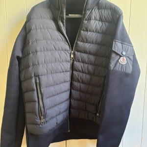 Moncler cardigan - Säljer nu min moncler cardigan som är något stor på mig. Helt fräsh, använd fåtal gånger och inga alls fel på den. Vid snabb affär kan de gås ned i pris. Storlek M, har bara själva jackan.