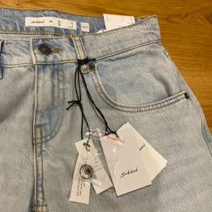 Ljusblå raka jeans från Subdued - Ljusblå jeans från Subdued i rak modell med klassisk fickdesign och låg/mid midja. Jeansen har aldrig används, är helt nya med lapp kvar. Perfekta för en chill och trendig look. Pris kan diskuteras!!!! (Köpte för 700)