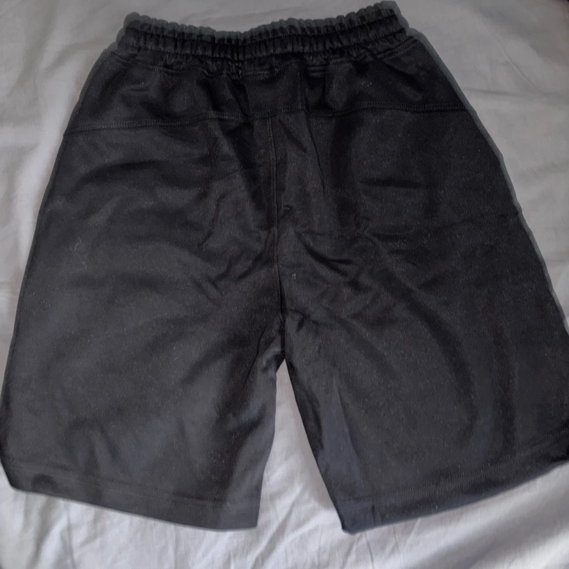 Svarta Essentials shorts  - 1