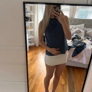 Mörkblå ärmlös topp från Stockh LM - Säljer en stilren mörkblå ärmlös topp från Stockh LM i storlek S. Toppen har en snygg draperad halsringning och är tillverkad i ett mjukt, slätt material som faller fint. Perfekt att matcha med kjol eller jeans för en clean look.