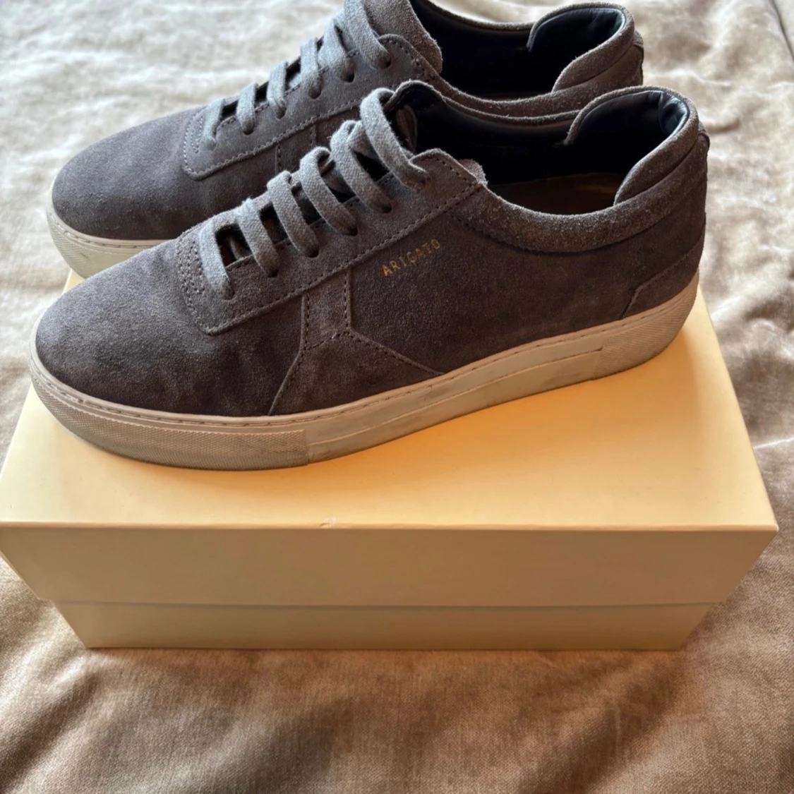 Grå sneakers från Axel Arigato i mocka - 3