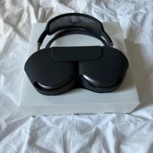 AirPods Max - Apple AirPods Max i Space Gray, komplett med originalförpackning och Smart Case. Hörlurarna är i mycket fint skick utan synliga repor eller slitage. Hör av er vid frågor! 