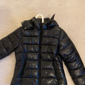 Svart pufferjacka - Säljer en svart pufferjacka från Lager 157 i storlek M men passar även mig som är S. Jackan är använd väldigt få gånger och är hel och fräsch. Passar perfekt till höst/vinter.