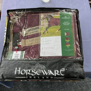 Vinröd Amigo Hero 600D hästväst - Säljer en vinröd Amigo Hero 600D Ripstop häst täcke från Horseware Ireland. Helt ny har inte ens tagit ur täcket ur förpackningen! Nypris: 1500