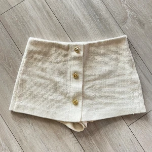 Zara kjol  - Fin och elegant kjol ifrån Zara med shorts💞använd 1-2 gånger 