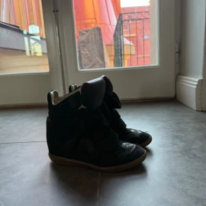 Isabel marants - Svarta snygga isabel marants storlek 37,5. Har ett hål men på insidan💞 pris kan diskuteras🫶🏻!!