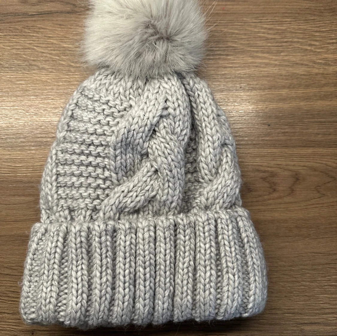 Grå stickad mössa med fluffig boll H&M - 1