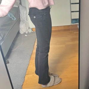 Jeans - Storlek 32/ Jag säljer mina jeans som ordinarie priset var 499kr på. De är i bootcut. Dessa jeans har jag knappt har använt för jag fick ett par andra svarta som blev till mina favo jeans och har inte använt dessa då. 