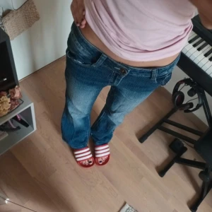 Vintage OuMeite jeans storlek 36 - Dessa är ett par jeans jag fick, men tyvärr har jag inte använt dem en ända gång eftersom att jag inte gillar hur dem står på mig och dem är även lite för stora. Storleken kan stå olika på folk för jag har även sytt in dem lite vid låren och midjan. Midjan på jeansen är 38 cm, från gylfen ner till slutet av jeansen är dem 71 cm, vid låren är dem 22 cm. Priset kan vi prata om och ni kan skriva till mig för fler bilder🥰🥰