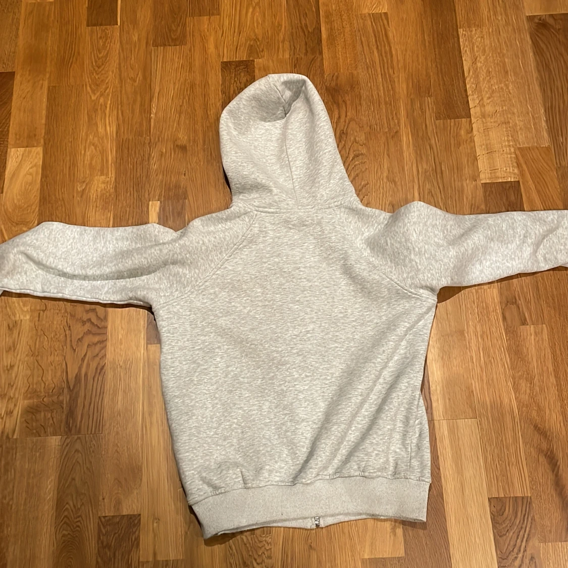 Grå hoodie från Burberry med dragkedja - 1