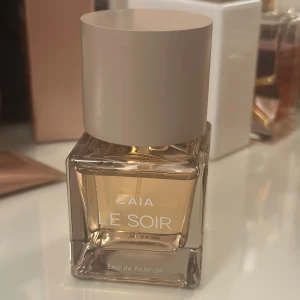 CAIA Le Soir Eau de Parfum - Caia Le Soir Eau de Parfum, 50ml. Toppnoter: mandarin, rosépeppar, svarta vinbär. Hjärtnoter: jasmin, apelsinblom, sötma. Basnoter: trä, vanilj, bärnsten. Perfekt för dig som vill sticka ut med en unik doft. Ordinarie pris 595kr