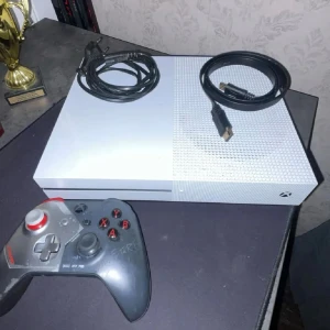 Xbox One S med RIG XT7 Pro Controller - 🎮 Xbox One S – Komplett & i fint skick! 🎮  Säljer min Xbox One S i mycket bra skick!  Allt fungerar som det ska – inga konstigheter.    ✅  Inkluderar:  • RIG XT7 pro kontroll   • HDMI-kabel   • Strömkabel   • Klart att koppla in och spela direkt!    Perfekt för både film, appar och spel – tyst, snabb och snygg konsol. Passar lika bra för nybörjare som för rutinerade gamers.