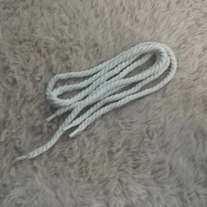 SKO SNÖRE SOM SER UT SOM REP! - Säljer ett par vita sko snören är myckey bra för mode! Använder inte dessa därför att jag har redan ett par ser mycket bra ut på skor!!