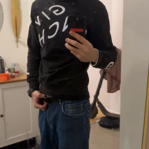 Svart Givenchy sweatshirt med vit logga - | ÄR 175cm LÅNG I BILDEN | Säljer en svart sweatshirt från Givenchy med stor vit 3D-logga över bröstet och ärmarna. Tröjan har rund hals, långa ärmar och en relaxed passform. Tillverkad i mjuk bomull som är skön mot huden. Perfekt för dig som gillar streetwear och vill sticka ut.