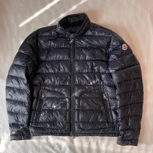 Svart Moncler dunjacka med dragkedja - Denna köpt av Sicuro Fashion finns orderbekräftelse hör av er så får ni äkthetsbevisen!! Storlek 5