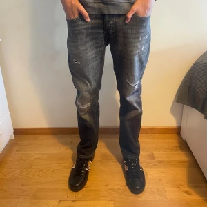 Jack & Jones Jeans - Säljer ett par fina Jack and Jones jeans i helt nytt skick, jeansen är regular och storlek 29/30! Kom med funderingar och prisförslag!