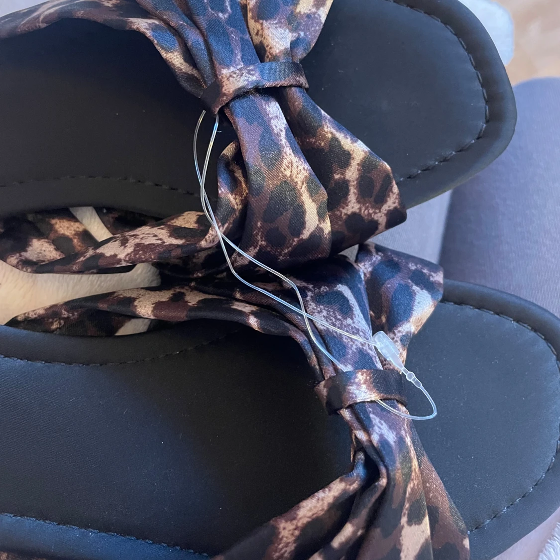 Leopardmönstrade sandaler med rosett - 3