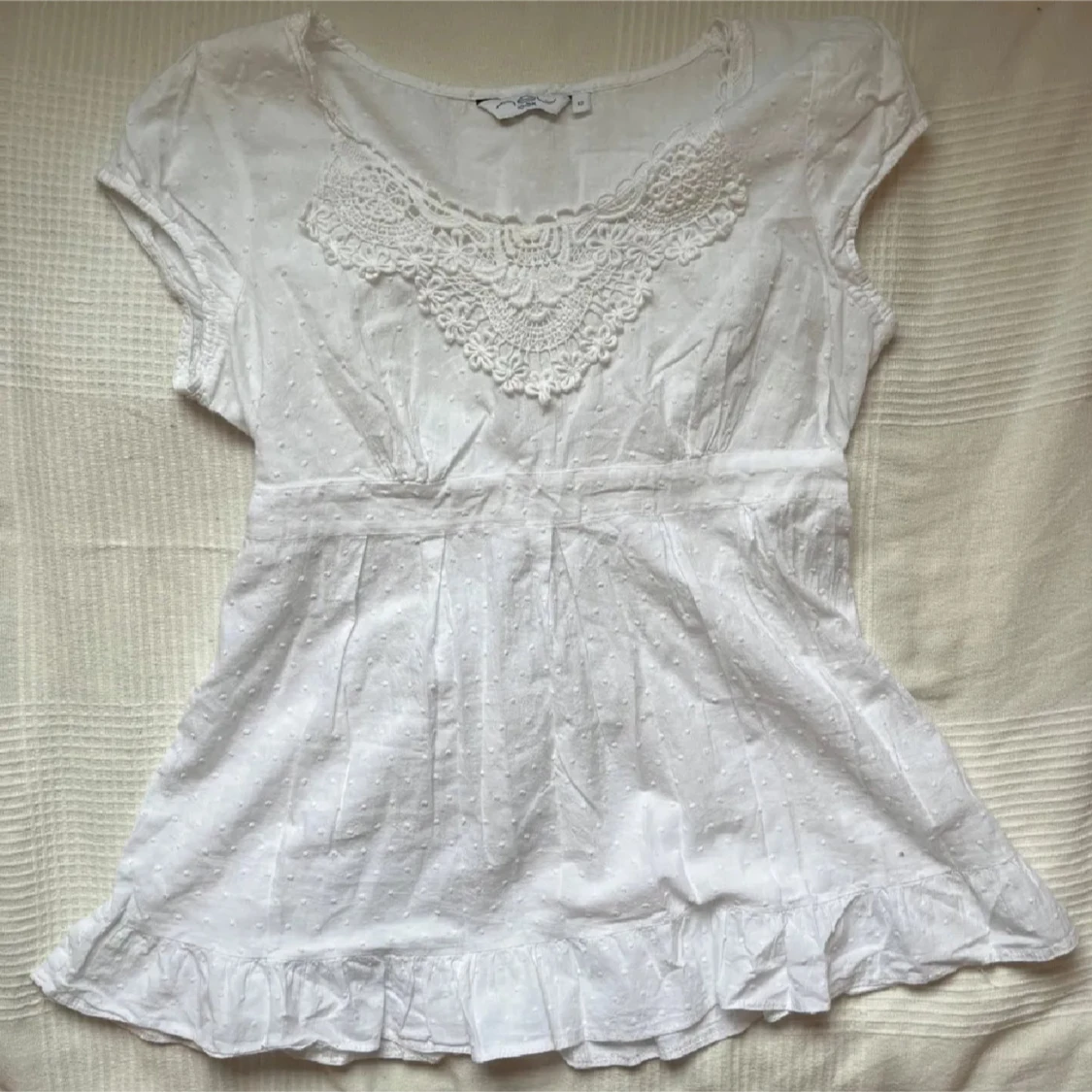 Vit blus med spets och volang