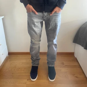 Jack & Jones Jeans - Säljer ett par gråa Jack and Jones jeans i fint skick, jeansen är storlek 31/32 och modellen är 174 och väger runt 55-60kg, kom gärna med prisförslag och funderingar!