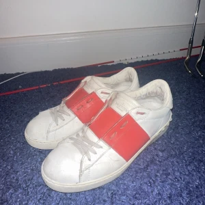 Valentino Garavani Open sneakers vit/röd - Säljer ett par Valentino garavani opens. Skit snygga men säljer då de inte passar mig längre. Box medföljer ej !. Skriv om ni har några frågor ! 