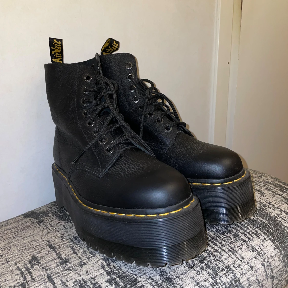 Dr. Martens svarta boots med platå