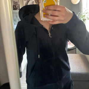 Juicy couture överdel - Säljer min Juicy couture tröja då den inte kommer till användning. Marinblå och i storlek M . Säljer även matchande underdel i storlek S