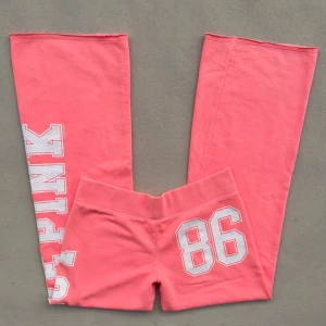 Victoria’s Secret PINK low waist flare byxor  - vackra nya korallrosa lågmidjade utsvängda mjukisbyxor från VS PINK vintage 2000-tal 🪽mått: midja 44 innerben 82 cm
