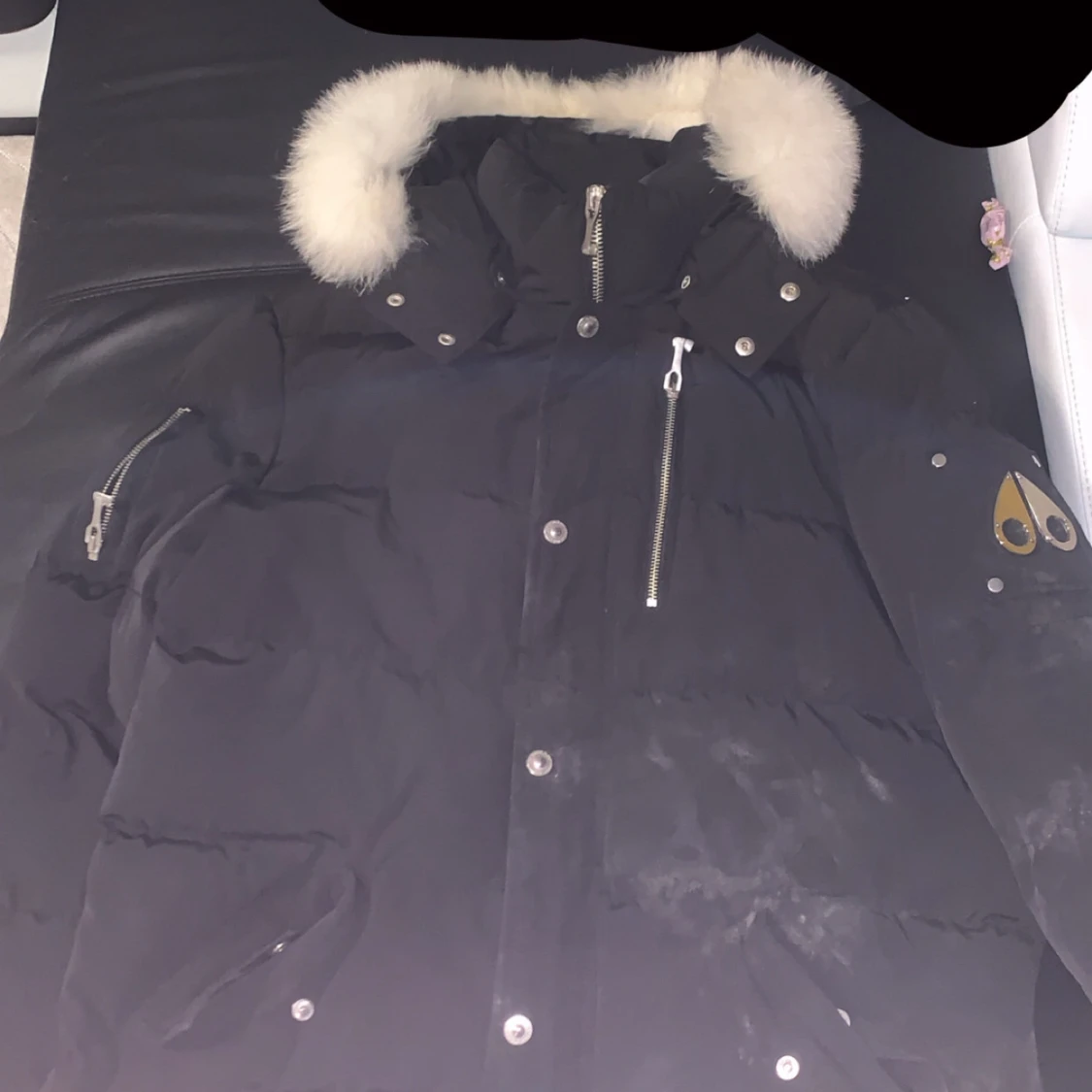 Svart dunjacka Moose Knuckles med pälskrage