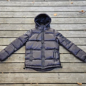 Dbrand dunjacka  - En svart glansig dunjacka från dbrand, ny pris runt 3000kr. Äkta ankdun, varm och perfekt till vintern! Storlek S, använd ett fåtal gånger ❤️  Finns flera dbrand uppe i min profil! ❤️